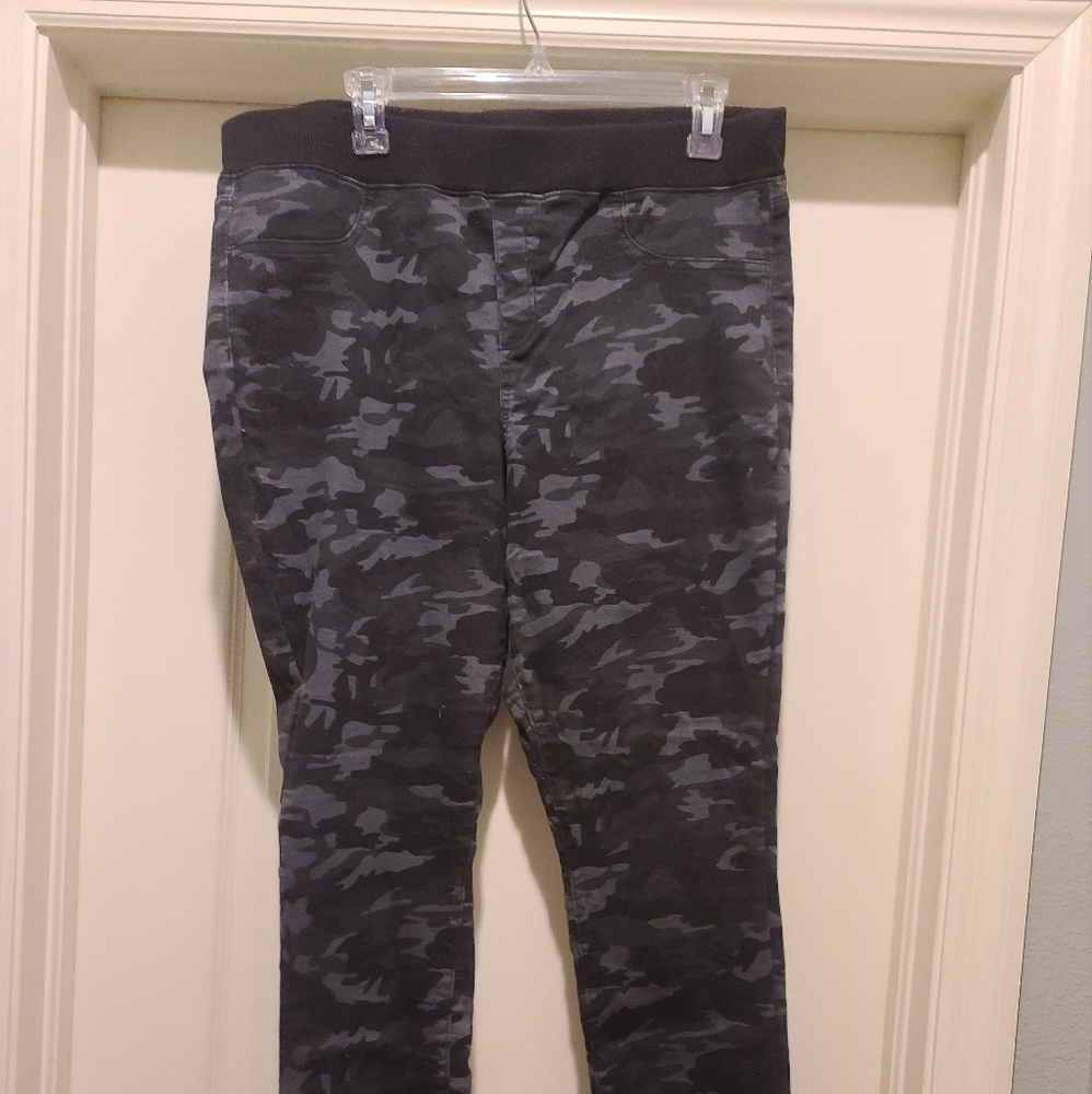 Pull on stretch camo jeggings